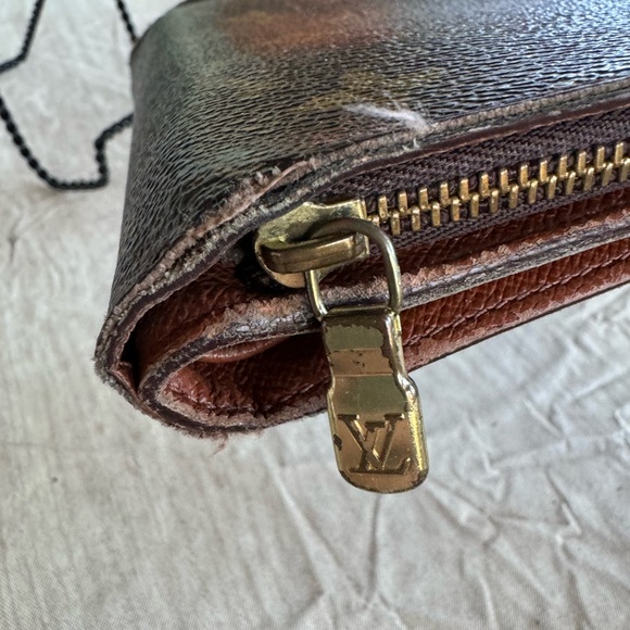 LOUIS VUITTON MONOGRAM LARGE ZIP WALLET - Picture 5 of 10